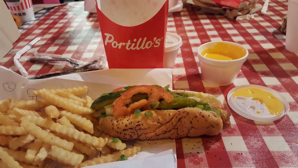 Portillos Hot Dogs | 3895 E Main St, St. Charles, IL 60174, USA | Phone: (630) 762-8484