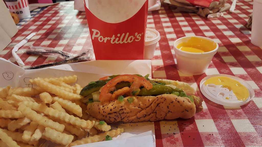 Portillos Hot Dogs | 3895 E Main St, St. Charles, IL 60174 | Phone: (630) 762-8484