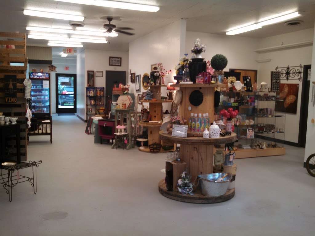 Scoops & Treasures | 300 Tracy Rd, Whiteland, IN 46184, USA | Phone: (317) 530-9900