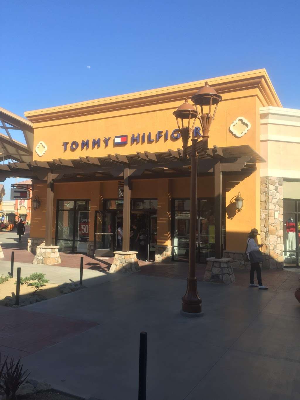 tejon outlets tommy hilfiger