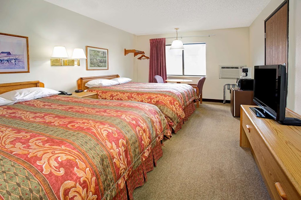 Super 8 by Wyndham Longmont/Twin Peaks | 2446 N, Main St, Longmont, CO 80501, USA | Phone: (303) 848-4995