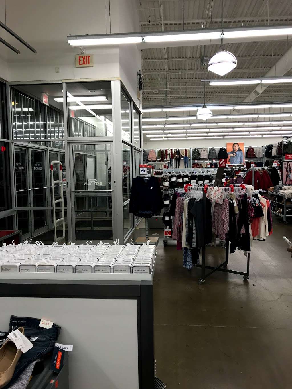 Old Navy | 6711 Frontier Dr, Springfield, VA 22150, USA | Phone: (703) 921-1882