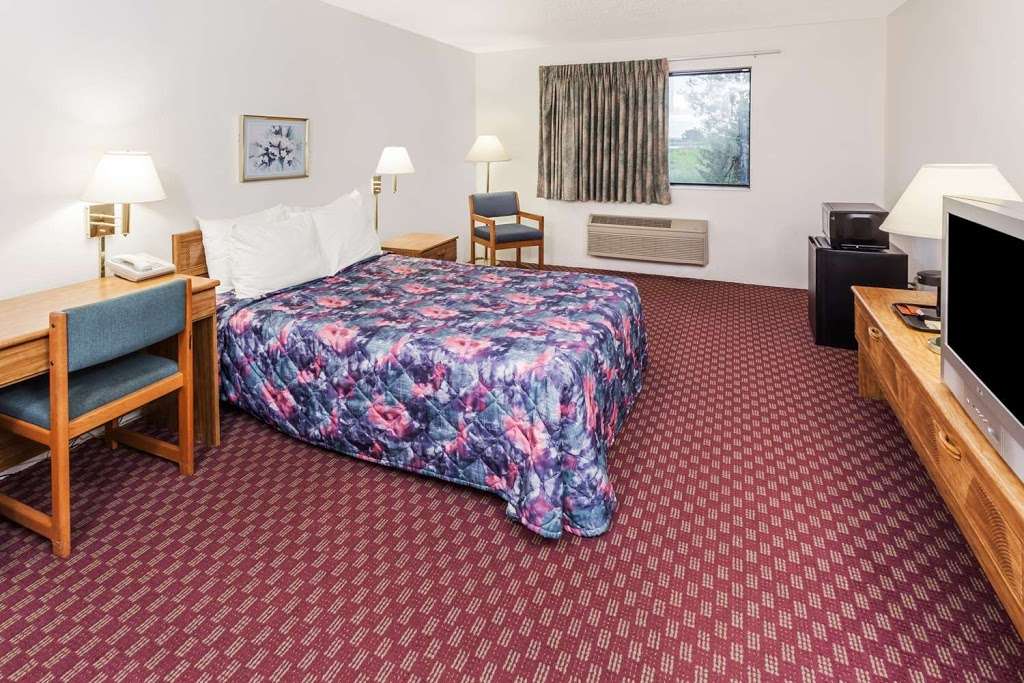 Super 8 by Wyndham Hebron Lowell Area | 3423 E 181st Ave, Hebron, IN 46341, USA | Phone: (219) 696-8888