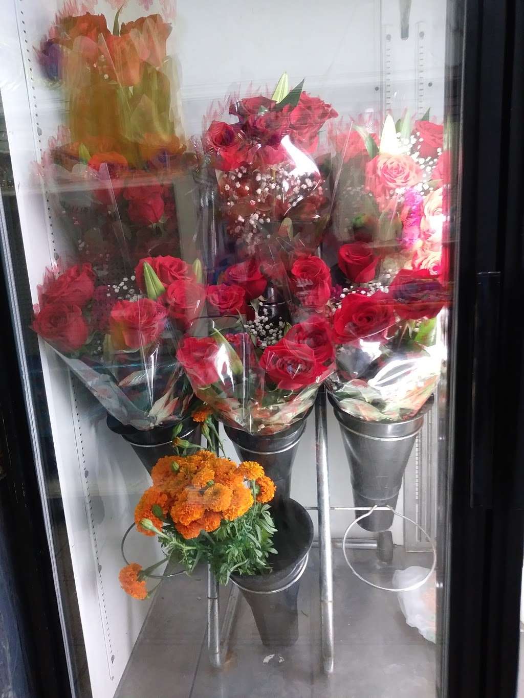 Caseys Party Supplies & Flowers | 531 Rosecrans Ave, Compton, CA 90222, USA | Phone: (310) 637-0726