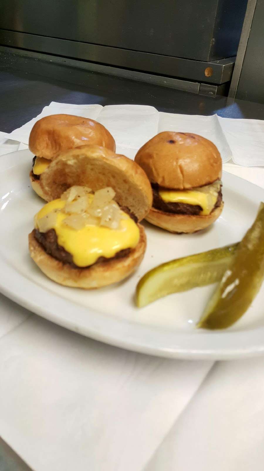Fat Fish Bar & Grill | 234 W 31st St, Chicago, IL 60616, USA | Phone: (312) 842-9200