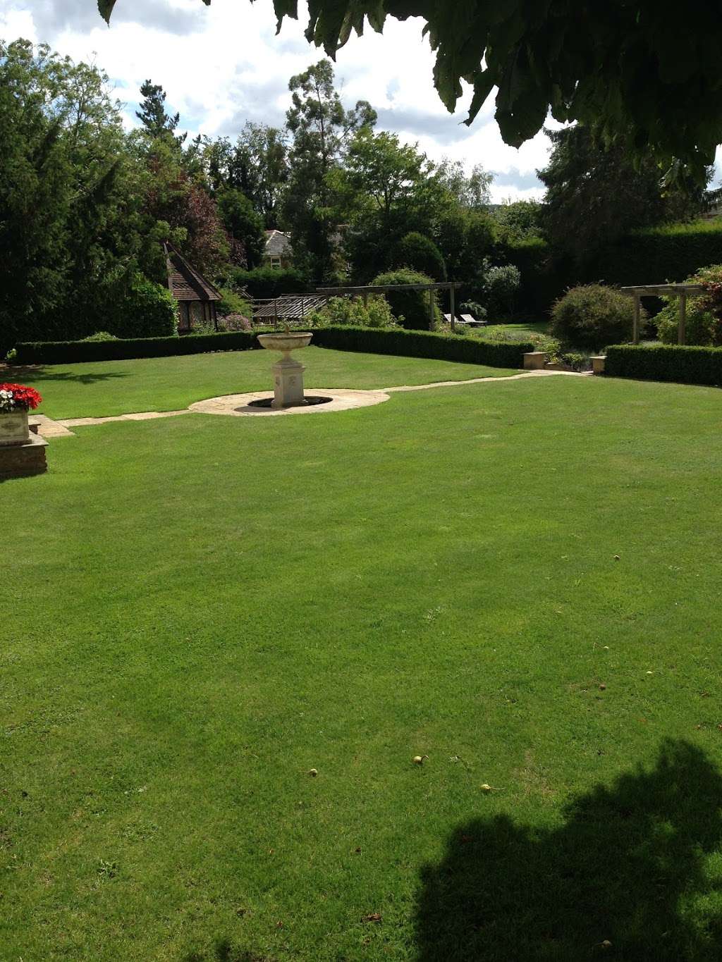 Greensleeves Lawn Care Tunbridge Wells | Roween, Mill Hill, Edenbridge TN8 5DQ, UK | Phone: 01732 490311