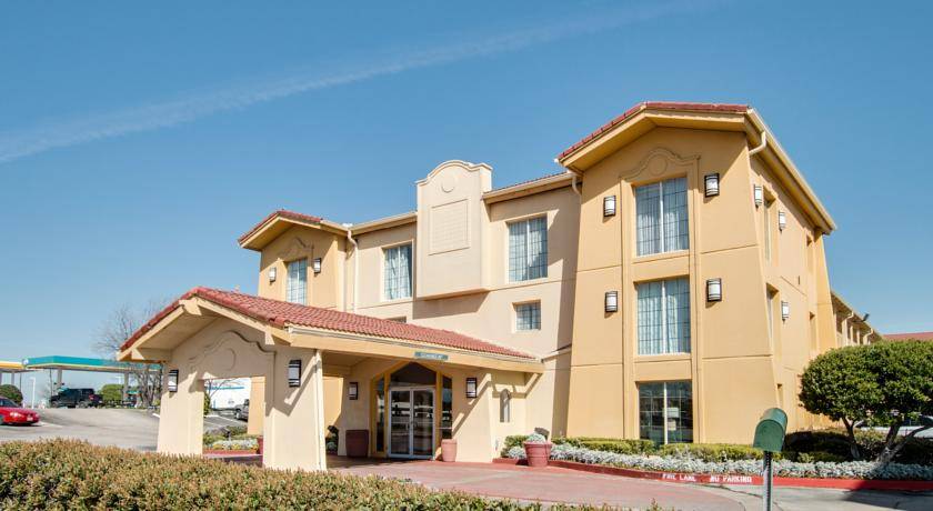 Motel 6 Fort Worth, TX - Downtown East | 2425 Scott Ave, Fort Worth, TX 76103, USA | Phone: (817) 535-2591