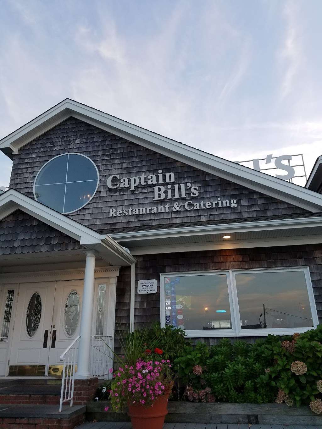 Captain Bills Restaurant & Catering | 122 Ocean Ave, Bay Shore, NY 11706, USA | Phone: (631) 665-6262