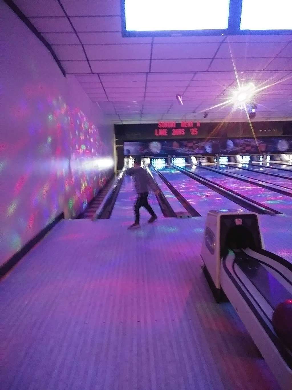 Lincoln Lanes Bowling Center | 2071 Lincoln Way E, Chambersburg, PA 17202, USA | Phone: (717) 263-4511