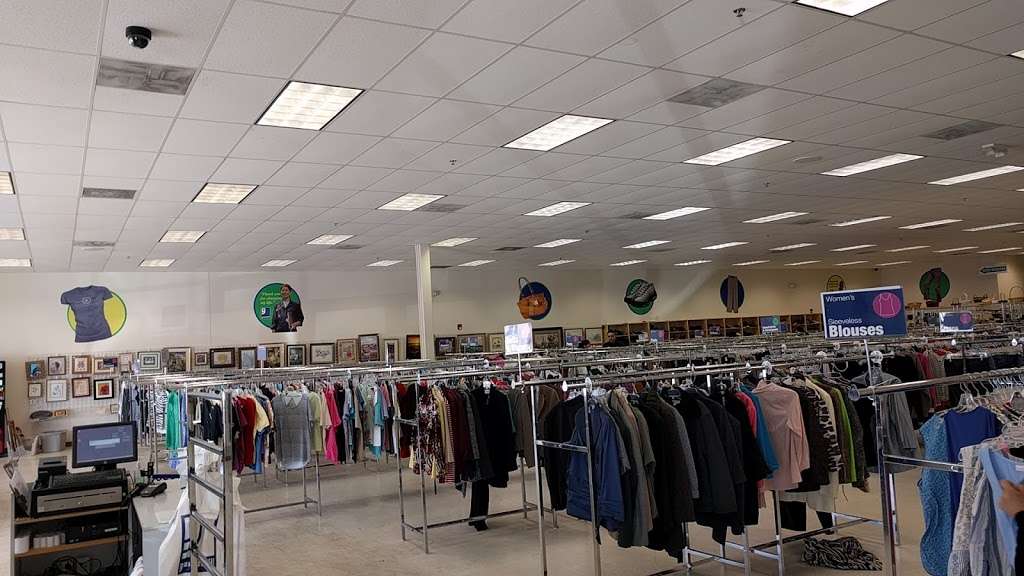 Goodwill Overland Park | 7241 W 135th St, Overland Park, KS 66223, USA | Phone: (913) 402-7226