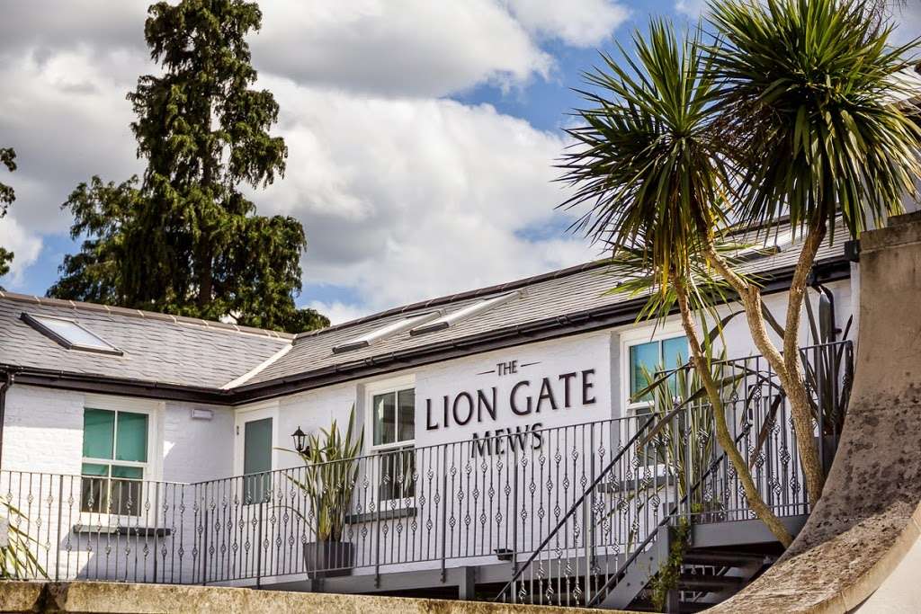 The Lion Gate Mews | Lion Gate, Hampton Court Road, Molesey, East Molesey KT8 9DD, UK | Phone: 07971 267993