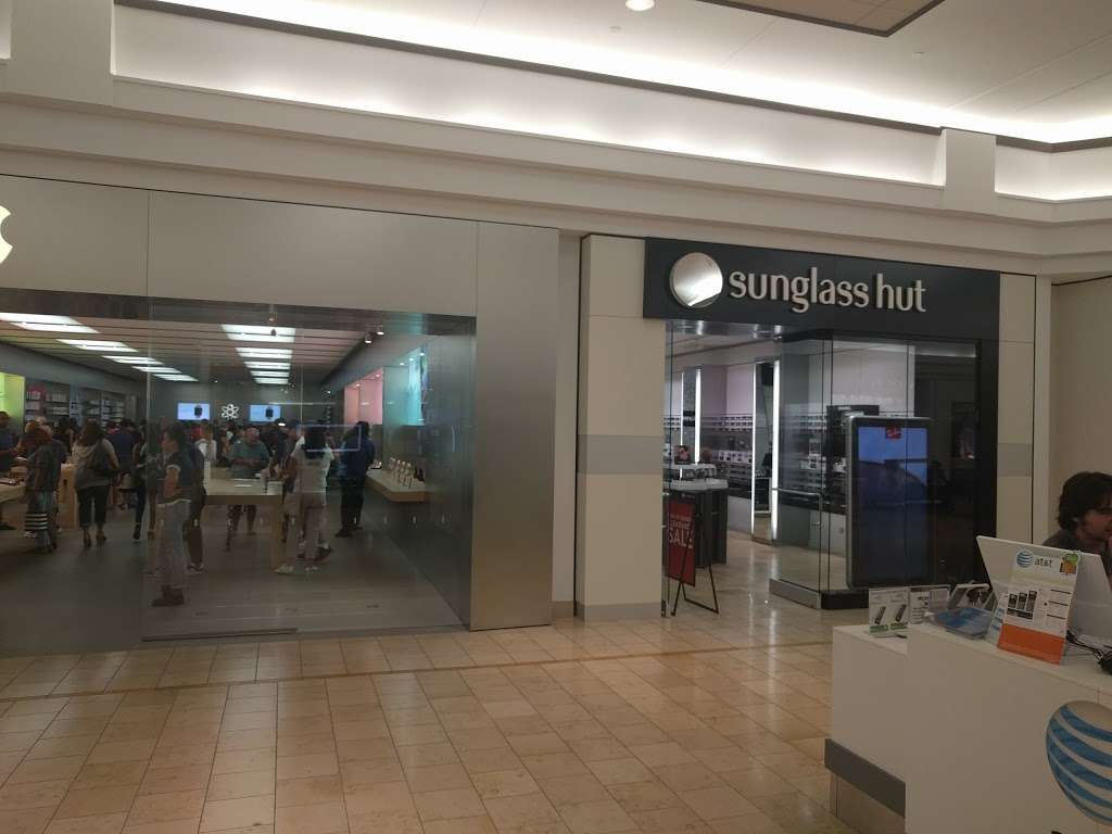 Sunglass Hut | 2390 E Sunrise Blvd Spc 2025A, Fort Lauderdale, FL 33304 | Phone: (954) 566-6991