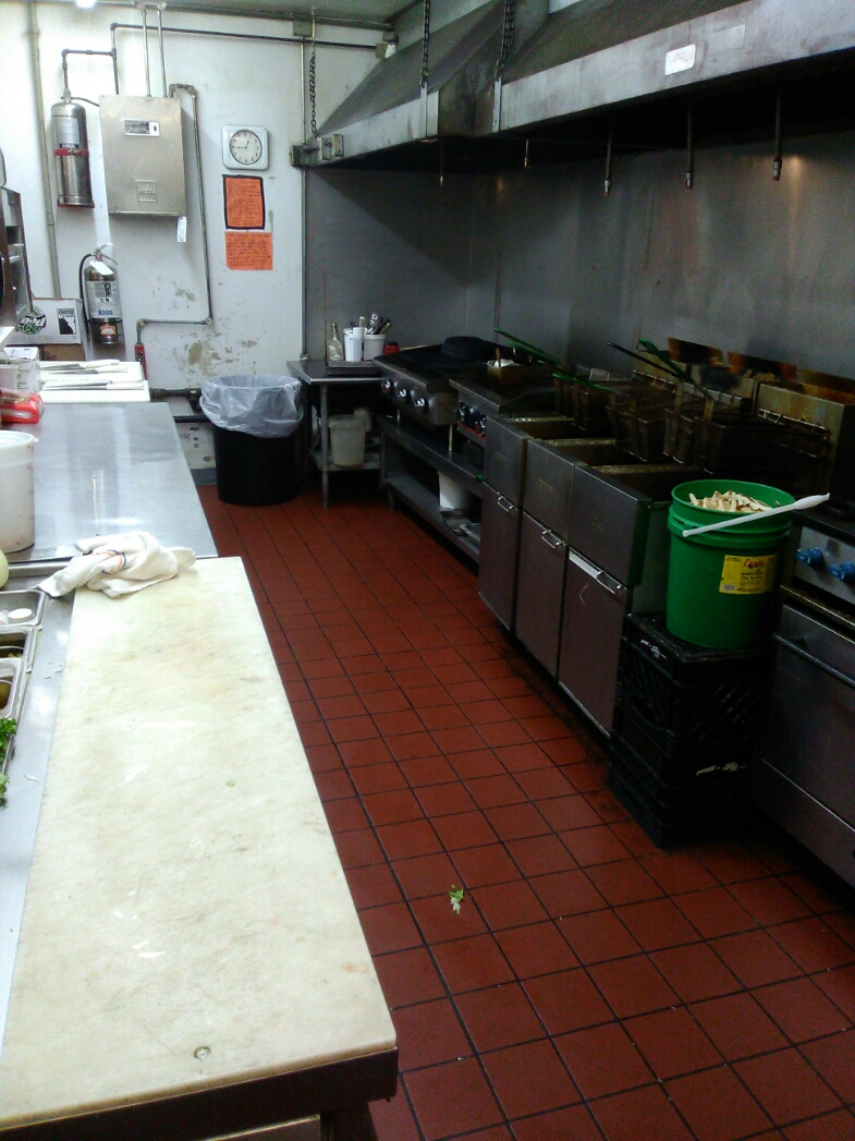 Magnums Bar and Grill | 407 E Main St, East Alton, IL 62024, USA | Phone: (618) 259-3794