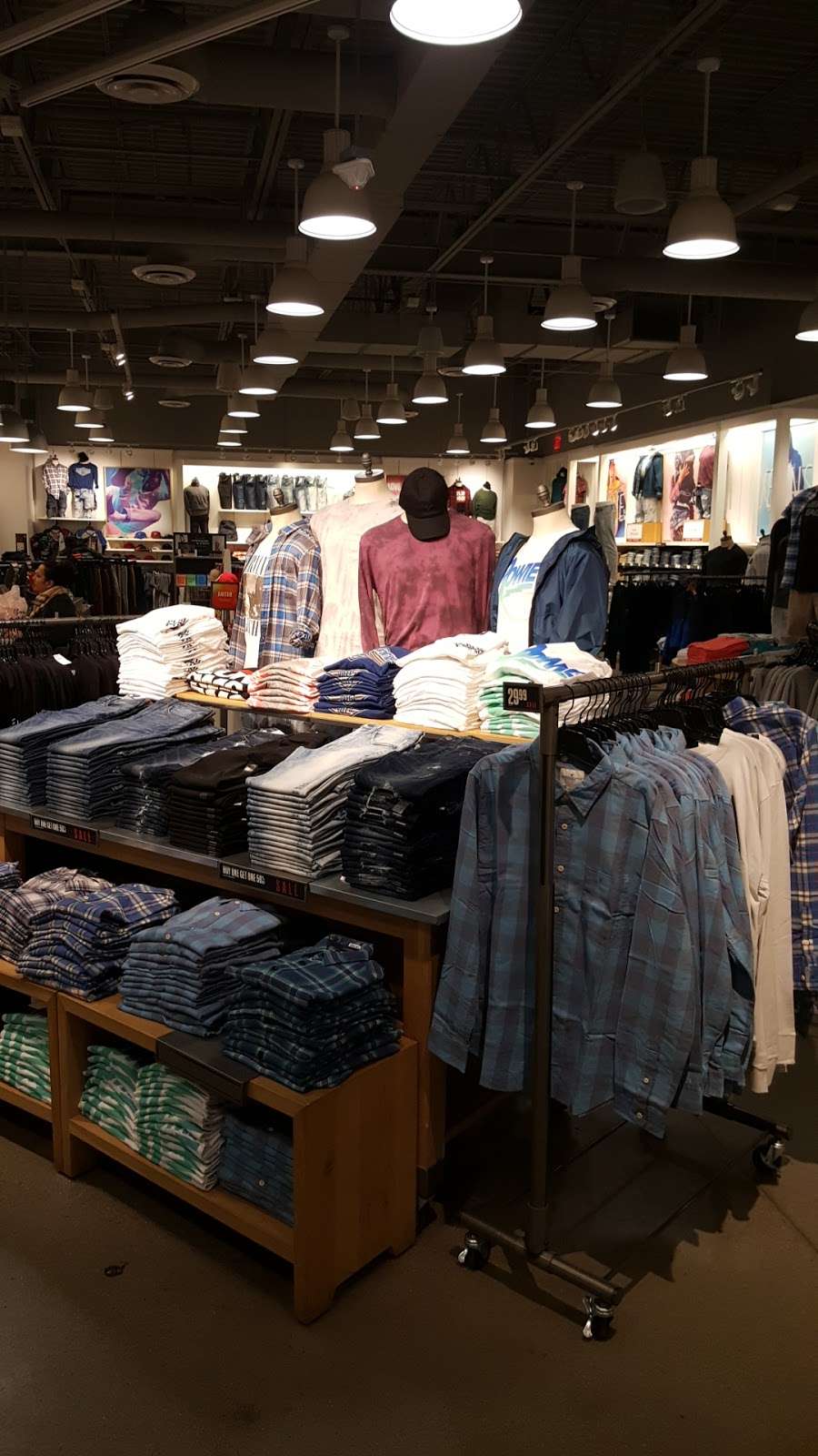 American Eagle Outlet | 6800 N 95th Ave Suite 790, Glendale, AZ 85305 | Phone: (623) 877-1342