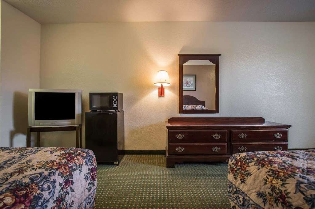 Econo Lodge | 3100 Cloverleaf Pkwy, Kannapolis, NC 28083, USA | Phone: (704) 786-3100