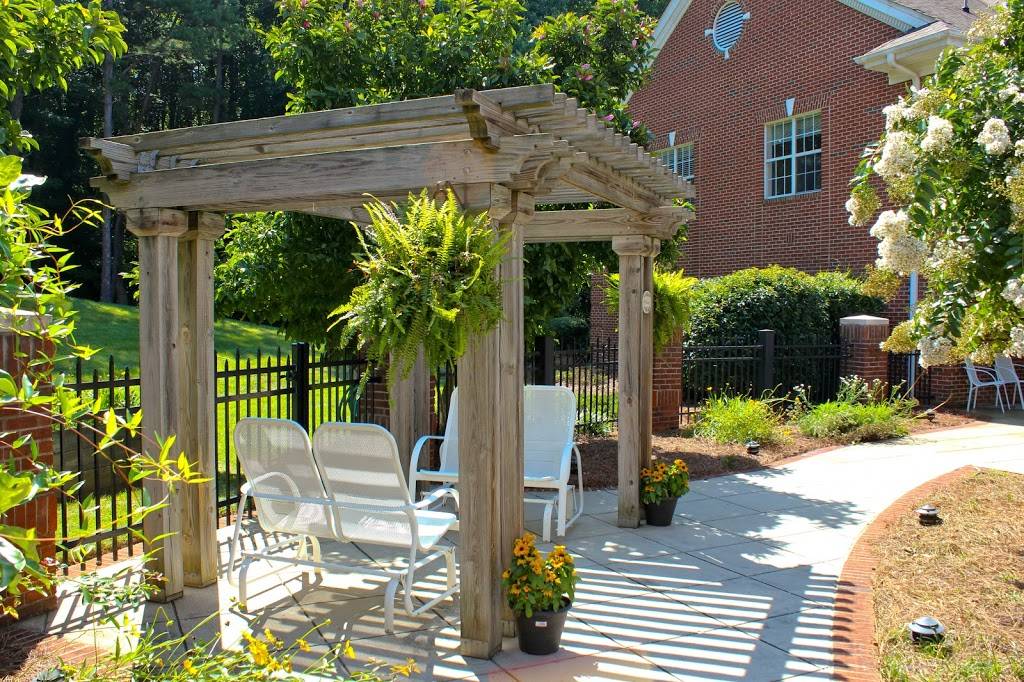 Carriage House Senior Living Community | 3896 N Elm St, Greensboro, NC 27455 | Phone: (336) 286-1235