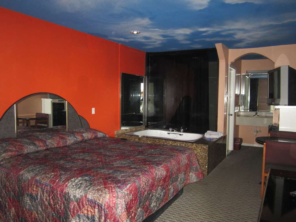 Luxury Inn | 15545 East Fwy, Channelview, TX 77530 | Phone: (281) 457-3000