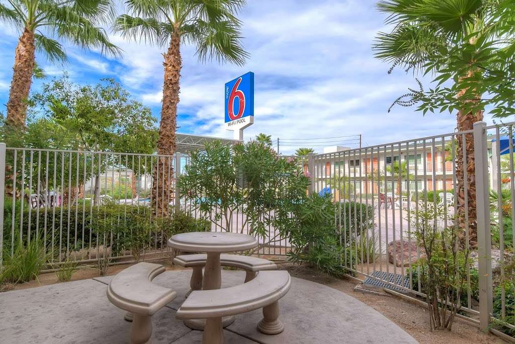 Motel 6 Las Vegas - Tropicana | 195 E Tropicana Ave, Las Vegas, NV 89109 | Phone: (702) 798-0728