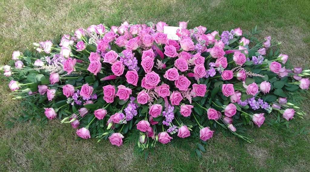 Flowers by Amanda Jane | 13 Roundcroft, Cheshunt, Waltham Cross EN7 6DQ, UK | Phone: 01992 307013