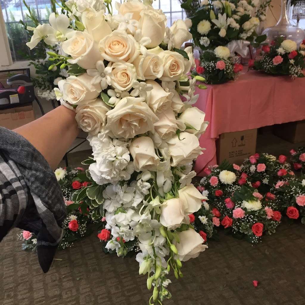 Noras Flowers | 10616 Jurupa Rd, Mira Loma, CA 91752 | Phone: (951) 685-3230