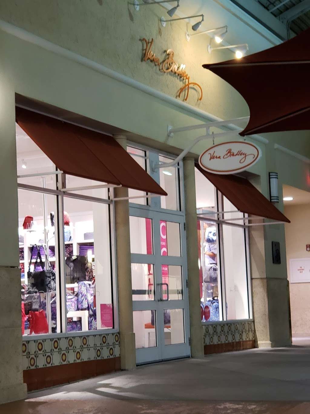 Vera Bradley Factory Outlet | 8200 Vineland Ave Suite 315, Orlando, FL 32821, USA | Phone: (407) 465-5566