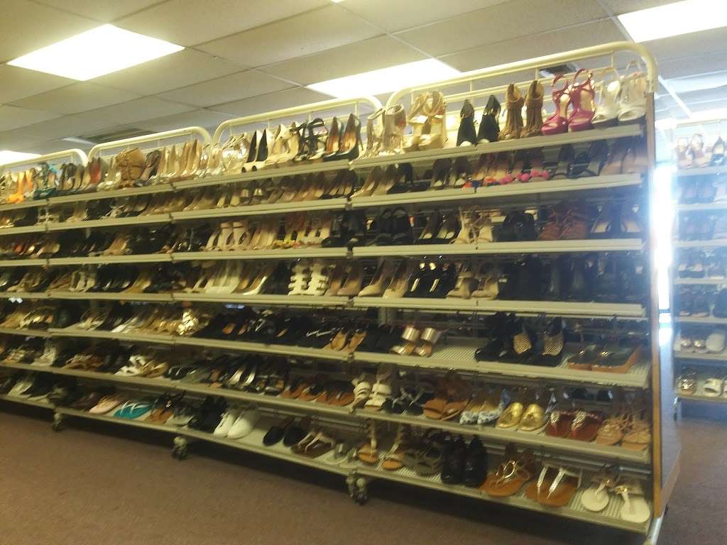 Henrys Shoe Experience | 2426, 9464 Telegraph Rd, Downey, CA 90240, USA | Phone: (562) 904-8134