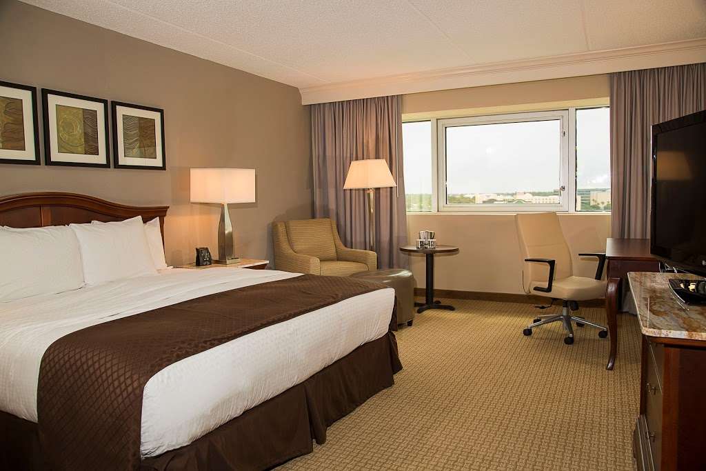 DoubleTree by Hilton Hotel Orlando Airport | 5555 Hazeltine National Dr, Orlando, FL 32812, USA | Phone: (407) 856-0100