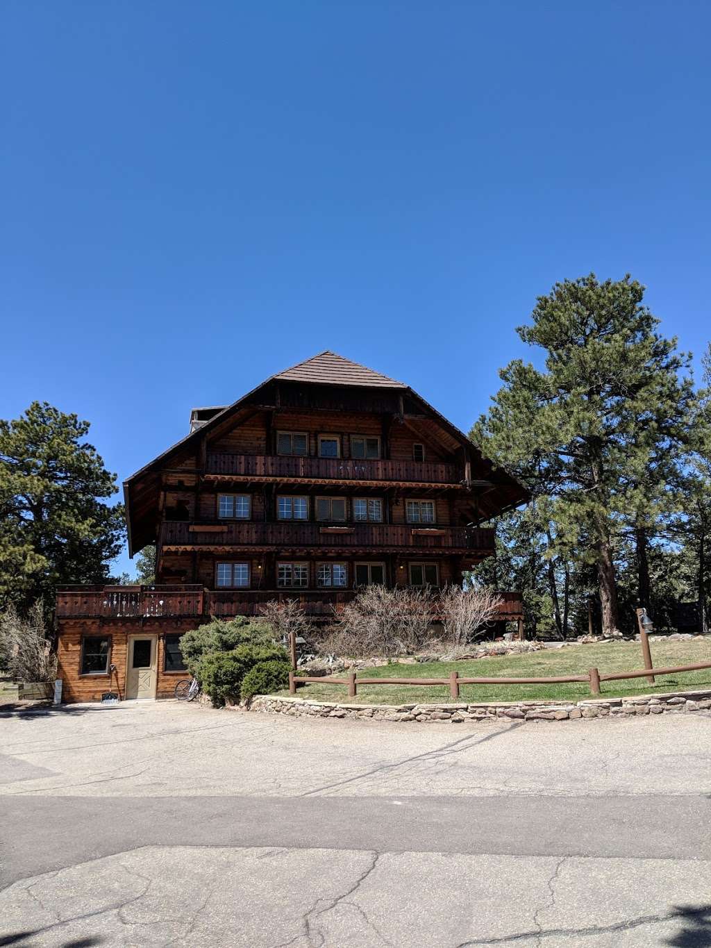 Ravencrest Chalet | 501 Pole Hill Rd, Estes Park, CO 80517, USA | Phone: (970) 586-8118