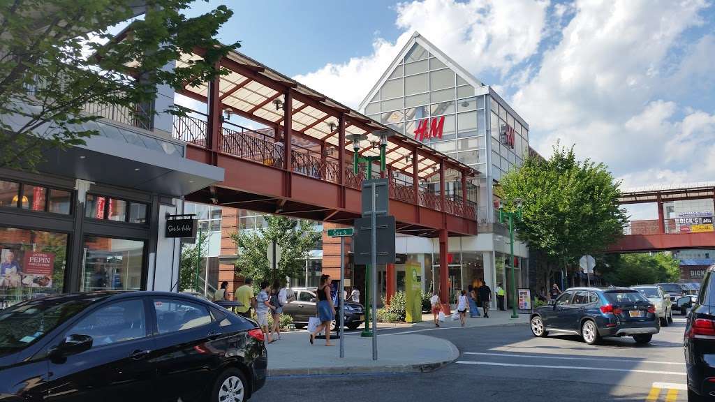 H&M | 195 Market Street, Yonkers, NY 10710, USA | Phone: (855) 466-7467