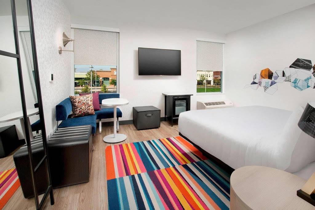 Aloft Orlando Lake Buena Vista | 7950 Palm Pkwy, Orlando, FL 32836, USA | Phone: (407) 778-7888