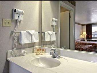 Days Inn by Wyndham San Antonio | 9401 N Interstate 35, San Antonio, TX 78233, USA | Phone: (210) 739-0538