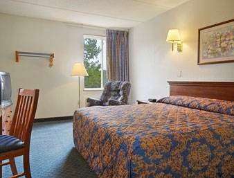 Super 8 by Wyndham Danbury | 3 Lake Ave Ext, Danbury, CT 06811 | Phone: (203) 501-1525