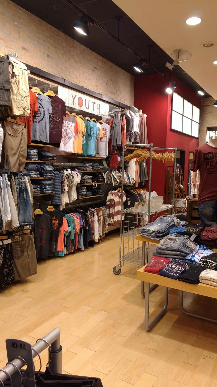 Buckle | 1837 Village West Pkwy Ste B105, Kansas City, KS 66111, USA | Phone: (913) 334-9655