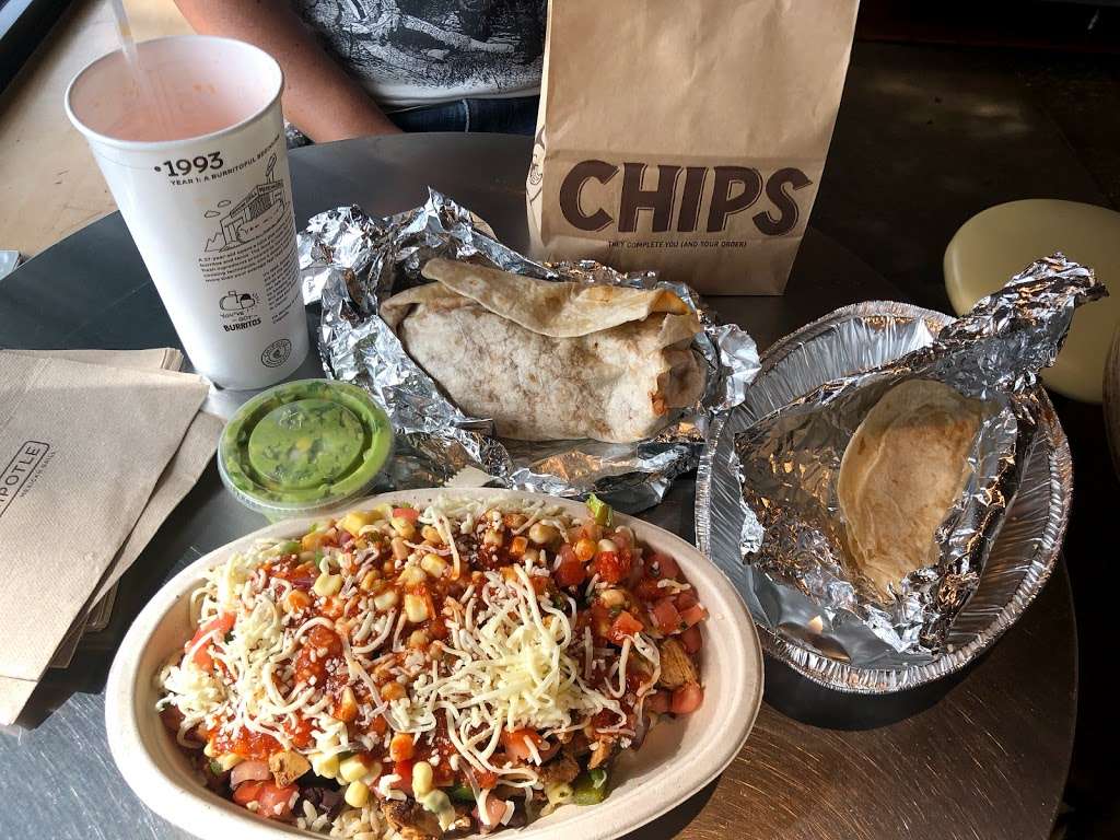 Chipotle Mexican Grill | 5006 Northwest Hwy Ste A, Crystal Lake, IL 60014 | Phone: (815) 444-1532