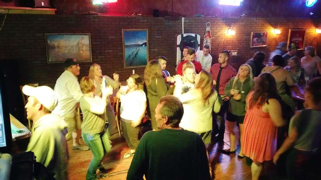 Gigs Place | 220 E Locust St, Fairbury, IL 61739, USA | Phone: (815) 692-3302