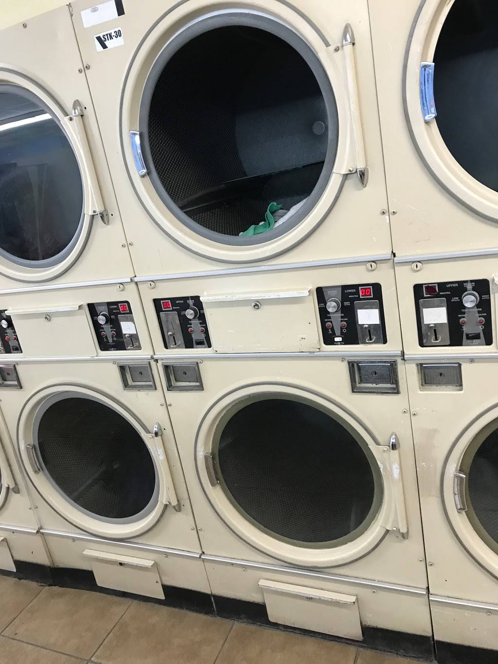 Sqeaky Clean Coin Laundry | 13725 NW 7th Ave, Miami, FL 33168, USA | Phone: (305) 392-0045