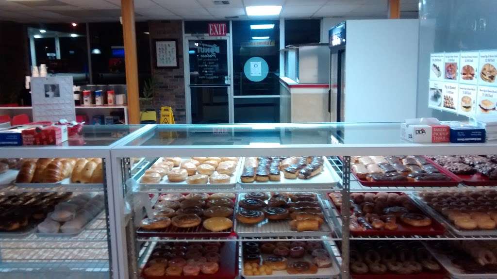 Yummys Donut palace | 709 S Maguire St, Warrensburg, MO 64093, USA | Phone: (660) 422-7777