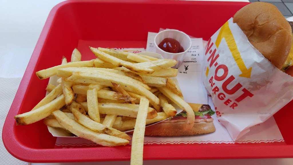 In-N-Out Burger | 30697 Temecula Pkwy, Temecula, CA 92592, USA | Phone: (800) 786-1000