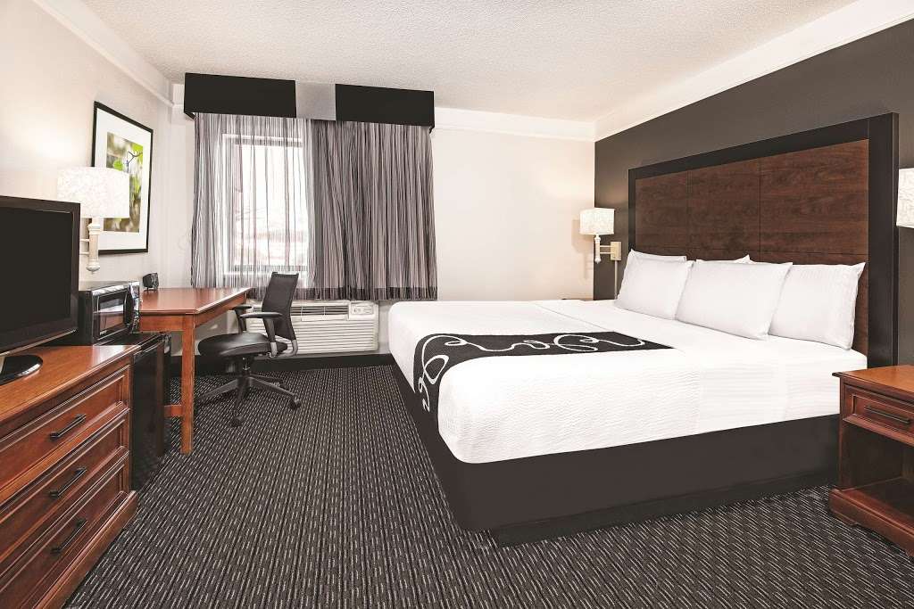 La Quinta Inn & Suites Houston Baytown East | 5215 I-10, Baytown, TX 77521, USA | Phone: (281) 421-5566