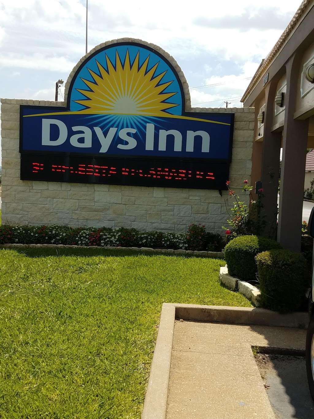 Days Inn by Wyndham Dallas Irving | 2200 E Airport Fwy, Irving, TX 75062, USA | Phone: (972) 975-9440