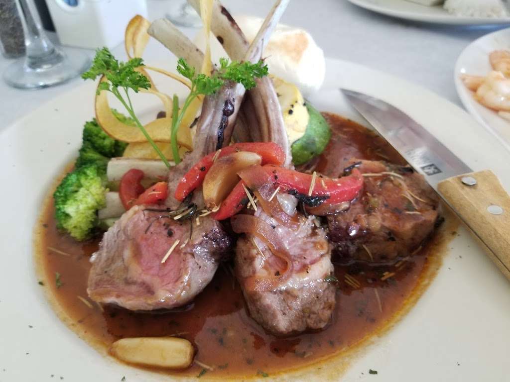 LightHouse Restaurant | 11 Monroe Bay Ave, Colonial Beach, VA 22443 | Phone: (804) 224-7580