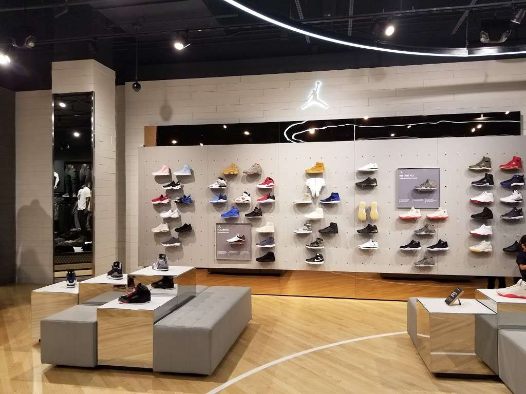 House of Hoops by Foot Locker | 4200 Conroy Rd Suite A102, Orlando, FL 32839, USA | Phone: (407) 354-5712