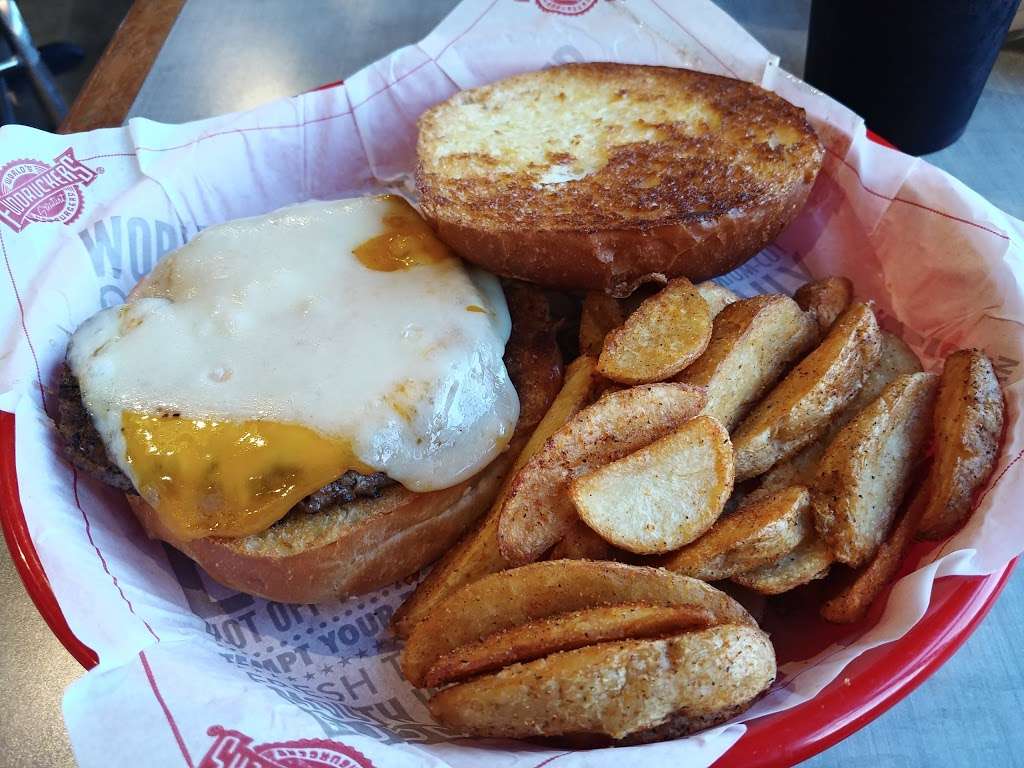 Fuddruckers | 1740 Travis Blvd, Fairfield, CA 94533, USA | Phone: (707) 429-2337