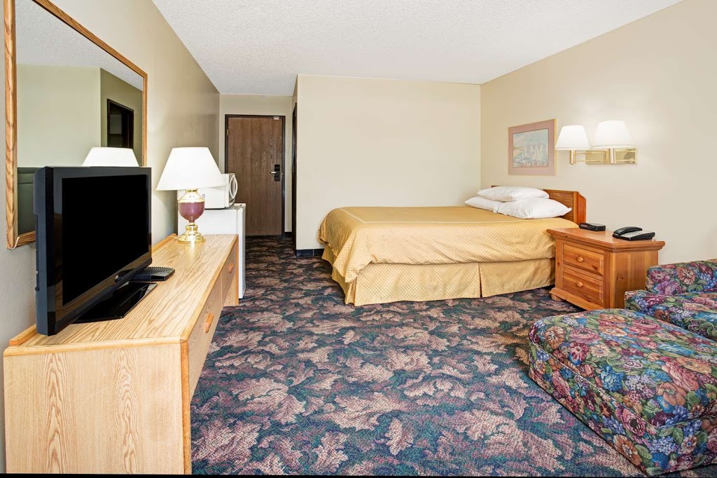 Super 8 by Wyndham Longmont/Twin Peaks | 2446 N, Main St, Longmont, CO 80501, USA | Phone: (303) 848-4995