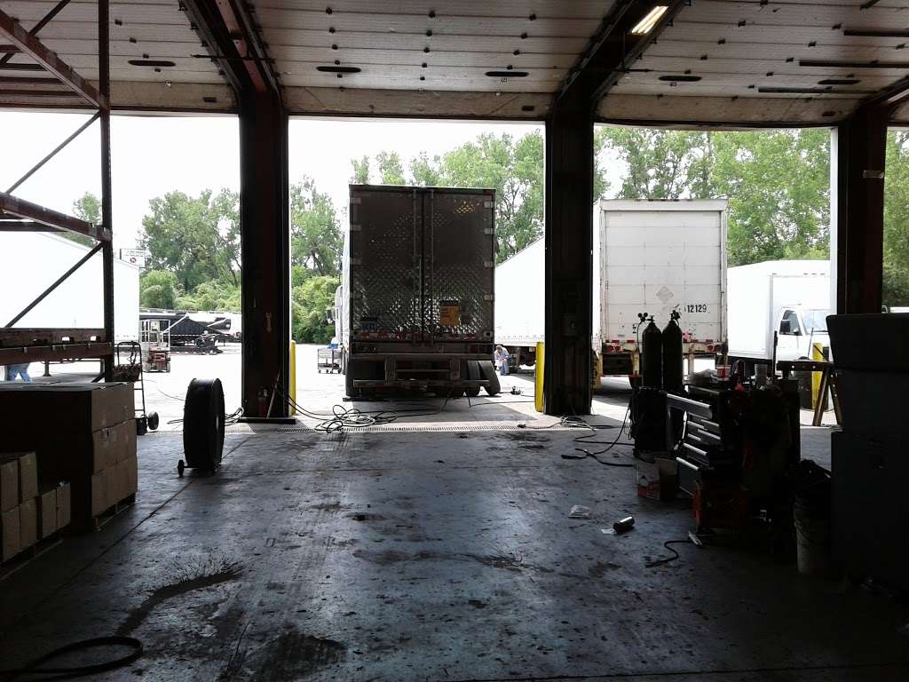 Jim Hawk Truck Trailers Inc | 7500 Gardner Ave, Kansas City, MO 64120, USA | Phone: (816) 241-9200