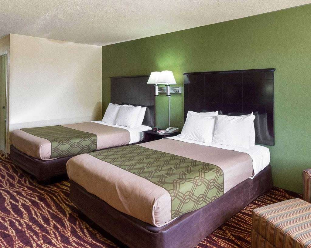 Econo Lodge Inn & Suites Downtown Northeast | 2755 N PanAm Expy, San Antonio, TX 78208, USA | Phone: (210) 229-9220