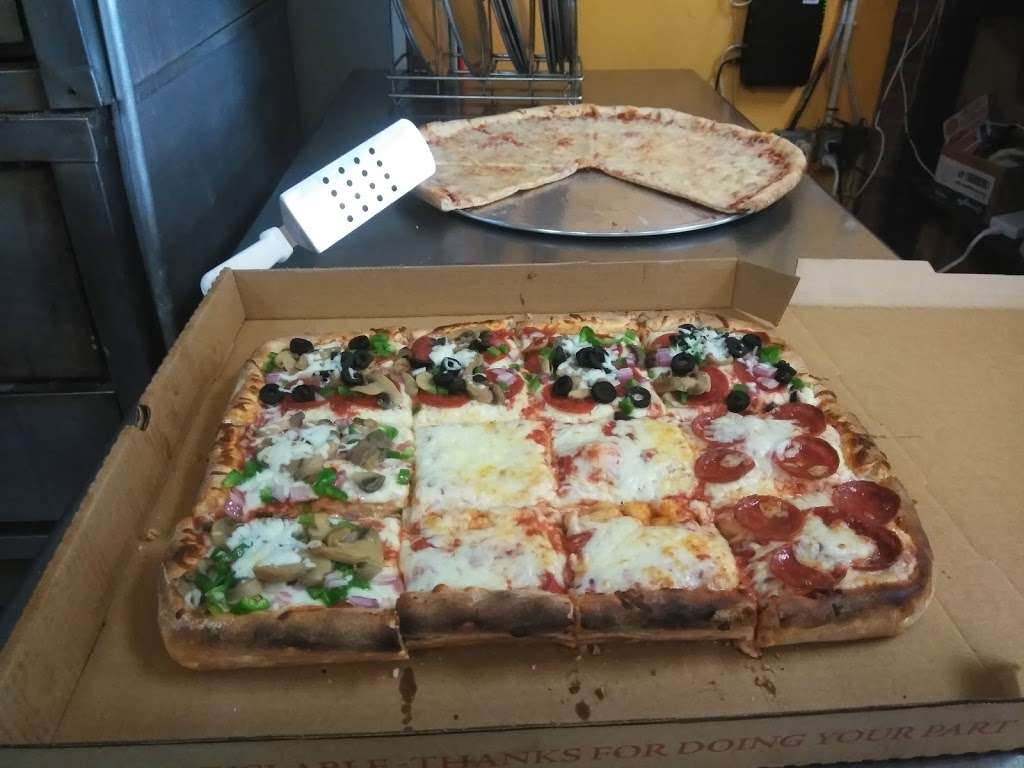Friendlys Pizza New York Style | 2921 S Orlando Dr, Sanford, FL 32773 | Phone: (407) 688-2979