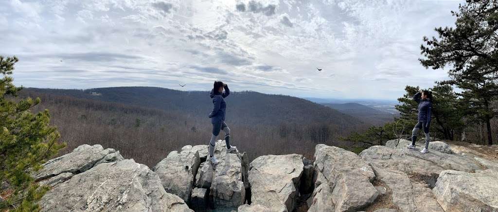 Raven Rocks Trailhead | Bluemont, VA 20135, USA