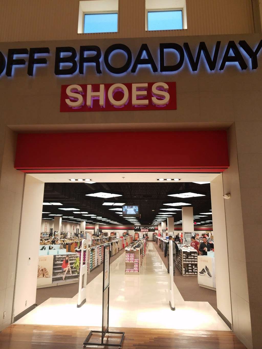 Off Broadway Shoe Warehouse | 6170 Grand Ave #677, Gurnee, IL 60031, USA | Phone: (847) 855-1167