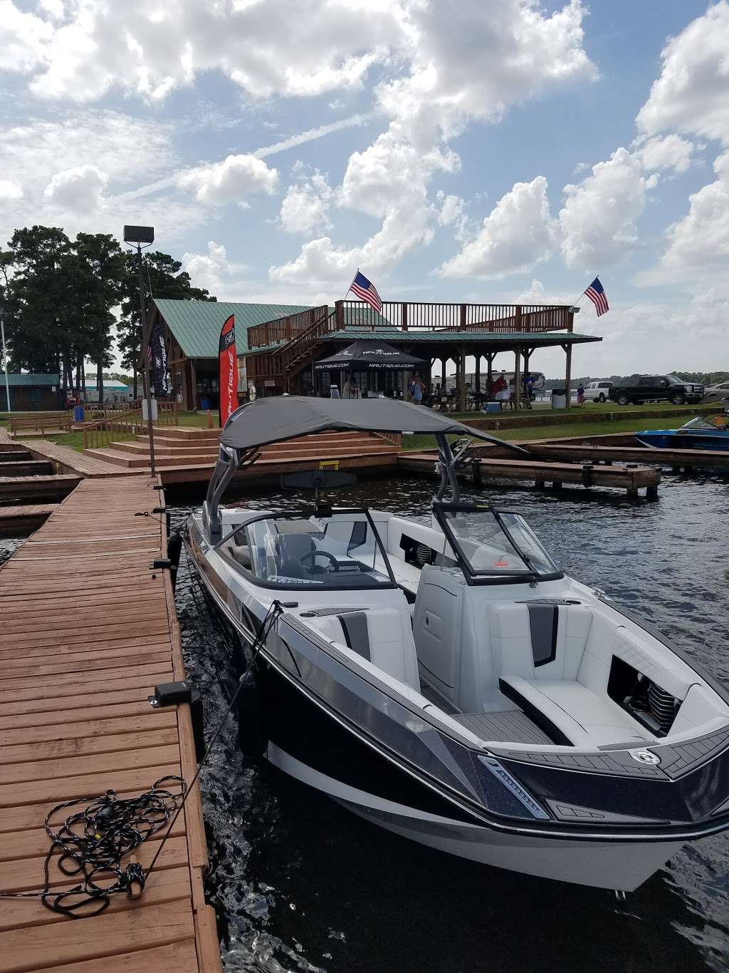 Lakeview Marina & Boat Rentals | 880 Beach Walk Blvd, Conroe, TX 77304, USA | Phone: (936) 588-3190